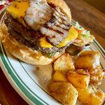 Craftsman's burger - ハンバーガーの仕上がり、ビジュアル完璧、
                      付け合せのポテトがこれまた珍しいカットで美味い。
                      自家製のコールスローもさっぱりしていて名脇役。