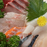 魚経 - しめさば、サーモン、ぶり、タイ、イカ