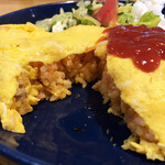 POP - チキンライス。あっさりした味付けに、ゴロっと大きい鶏肉が入っています。たまごの上のケチャップと合わせると、ちょうど良い味に