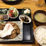 POP - 若鶏の照り焼き900円（ごはん少なめ）。付け合わせでおなかいっぱいになりそう