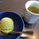 Shabushabu Nihon Ryouri Kisoji - 食後は抹茶アイスをチョイス。ほうじ茶から始まって、食後は緑茶を出してくれるのも嬉しい。