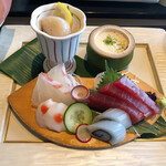 しゃぶしゃぶ・日本料理 木曽路 - 刺身のアップ。トロロと肉厚な帆立もついてるよ♡