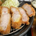 とんかつ 栄ちゃん - ライトサイド。脂身の尋常じゃない甘さと甘さと甘さと甘いと旨みに意味が分からなくなる。