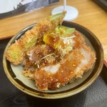 とんかつ 栄ちゃん - オリジナルソースをかけて↑↑↑↑↑↑