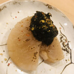 鮨 しゅん輔 - 平貝の海苔佃煮のせ。粉末は乾燥させた柚子胡椒です