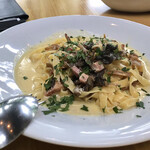 ラ・テラッツァ 芦ノ湖 - 初オーダー、きのこと燻製ベーコンのフェトチーネ
      クリームとチーズが濃厚な逸品！イタリアンパセリも
      良い仕事しています(^^)