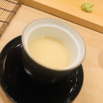 鮨 しゅん輔 - 茶碗蒸しでした。蛤の切り身が中に潜んでおります
