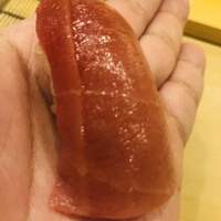 鮨 しゅん輔 阿佐ヶ谷 - 中トロ二貫目。シャリ温度違い
