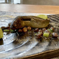 クリマ ディ トスカーナ - 長良川 天然郡上鮎 イタリア 黒ひよこ豆
                      鮎はコンフィに、イタリア産の黒ひよこ豆をローズマリーとツルムラサキと炊き上げて添えています。
                      鮎が骨までやわらかく、内臓の苦味も次第に甘みへと変化します♪