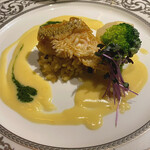 和フレンチバル村塾 屋根裏 別邸 - ◯白甘鯛の鱗焼き　ベルモットソース
      ・付け合わせ＝大根、ブロッコリー、レッドスプラウト、米パスタ
      ・ソース＝ベルモットソース、ほうれん草のソース