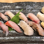 潮り - 相模湾の地魚握り　3,890円
            お塩で食べる炙りのお寿司が最高に美味。
            小田原ならではのカマボコのお寿司も美味しかった〜
            地味に良い仕事をしているガリにも注目。