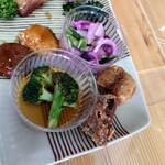 みんなのお店 KAMIBI - お任せ 2,000円(税込)、メインサバの竜田揚げ