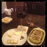 ワインバーチンクエチェント - CinqueCento@大須賀町でチーズやオイルサーディンをワインで流し込む。