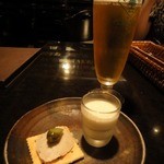 ボワ ヴェール - 普通にいえば「お通し」ですが…　「長ネギの冷製スープ」
      ネギの冷製スープ…最初から…今まで出会ったことのないお料理の登場です。