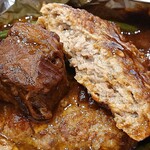 ココス - COCO'S 南葛西店 選べる小丼の包み焼きハンバーグ膳のハンバーグ断面ととろける食感の角切りビーフ