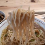 中華そば 肴 yamago - 中太縮れはカドを感じる麺が特徴かな？