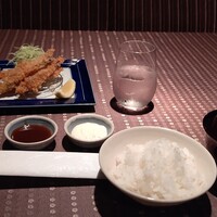 瀬里奈 本店 - ソフトシュリンプのフライと２種類のソース、魚沼産コシヒカリご飯、味噌汁の入ったお椀です。