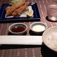 瀬里奈 本店 - ソフトシュリンプのフライと２種類のソース、魚沼産コシヒカリご飯です。
