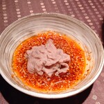 瀬里奈 - しゃぶしゃぶのスープで調理した北海道産の特選牛サーロインのしゃぶしゃぶ肉を、ピリ辛だれに浸けた様子です。