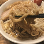 ラーメン ヒカリ - 麺は平太麺(ゴワゴワしてる〜)