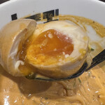 らぁめん トリカヂ イッパイ - トロリと半熟玉子