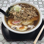 さかえ屋食堂 - ラーメンに鶏皮乗せて、はい、出来上がり