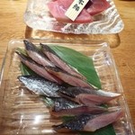 十勝帯広一心本店 - 手前サンマスモーク・奥天然本マグロ刺し