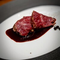 馳走西健一 - 見事な榊山牛に震える。ハラミは好きな部位だけれど、こんな旨みと食感は初めて。体調不良から一切れしか食べられなかったのが悔やまれる。