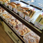 藤乃木ベーカリー - 店内。上が総菜パン