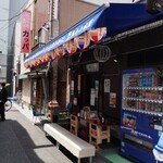 鳥もと - 裏手はベンチタイプで外でも飲めるのが良い！