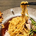 論露に不二 - 替玉 鮟肝のソース　350円
      
      全粒粉の角が立つ平打ち麺で、
      モチモチ食感で、完全に生パスタのようです。