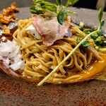 論露に不二 - 替玉 鮟肝のソース　350円
      
      しっかり高さを演出した盛り付け
      アートスティック!
      