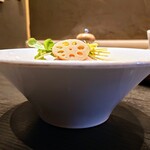 論露に不二 - 松茸と水　830円
      
      しっかり高さを演出した盛り付けですね！