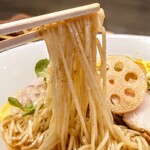 論露に不二 - 松茸と水　830円
      
      低加水全粒粉入りの麺
      時間経過とともに、上品に仕上げられたスープを、
      その身に蓄え、旨みが増して行きます。
      
      雲丹と生姜、松茸と水、鮮魚と水、麺は同じような気がします。