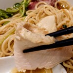 論露に不二 - 限定 雲丹と生姜　900円
      
      鶏むねチャーシュー
      厚みはこんな感じ。
      しっとりとジューシーで噛み応えもある。