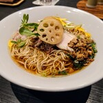 論露に不二 - 松茸と水　830円
      
      黄色い花弁が入るとより華やかな彩り