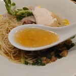 論露に不二 - 松茸と水　830円
      
      琥珀色に輝く清湯スープ!
      松茸の出汁にびっくりして、
      しょっぱいと勘違いしてしまう。