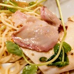 論露に不二 - 限定 雲丹と生姜　900円
      
      セミレア豚チャーシューはスモーキーで、旨味たっぷり！
      計算ずくであろう、厚みと大きさで、とても美味しい。