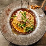 論露に不二 - 替玉 鮟肝のソース　350円
      
      お皿の縁に、フライドオニオンとスパイスが
      散りばめられたビジュアルは、イタリアンパスタの趣き！