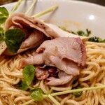 論露に不二 - 限定 雲丹と生姜　900円
      
      セミレア豚チャーシューはスモーキーで、旨味たっぷり！
      計算ずくであろう、厚みと大きさで、とても美味しい。