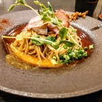 論露に不二 - 替玉 鮟肝のソース　350円
      
      替玉350円と聞くと割高感があるかもしれませんが、
      こちらは全く別の料理で、鮟肝ソースのパスタと考えると、
      破格の安さ！この一品だけでも十分満足です