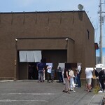 論露に不二 - 食事後の行列
      
      並びの列が広がり、
      左方からの車の確認の妨げになって出庫しにくい。