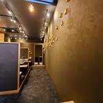 論露に不二 - ウェイティングスペースから見たボックス席＆壁