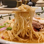 論露に不二 - 鮮魚と水(金目鯛100%)エビ油　790円
      
      低加水全粒粉入りの麺
      時間経過とともに上品に仕上げられたスープを、
      その身に蓄え、旨みが増して行きます。
      
      雲丹と生姜、松茸と水、麺は同じような気がします