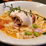 論露に不二 - 鮮魚と水(金目鯛100%)エビ油　790円
      
      中央に鎮座するチャーシューロールケーキ！？
      紅色、紫、枝豆の緑も美しい。