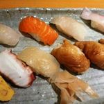 桜寿し - 680円のランチ・・河童巻きが付くようですが、稲荷に変更できるということで変更しました。 
サーモン・蛸・カンパチ・玉・稲荷。 