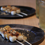 もちのえき - みたらし団子(だし醤油)、はぶ草茶
