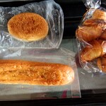 カントリーブラン - ガーリックフランス 180円(税別)。
                                カレーパン 220円(税別)。
                                ミニクロワッサン 300円(税別)