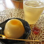 自家焙煎 ロイヤル・ド・カフェ - プレミアムプリン330円、梅はちみつサワー500円