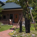 オーク・ハウス - 森に囲まれた隠れ家のようなカフェです